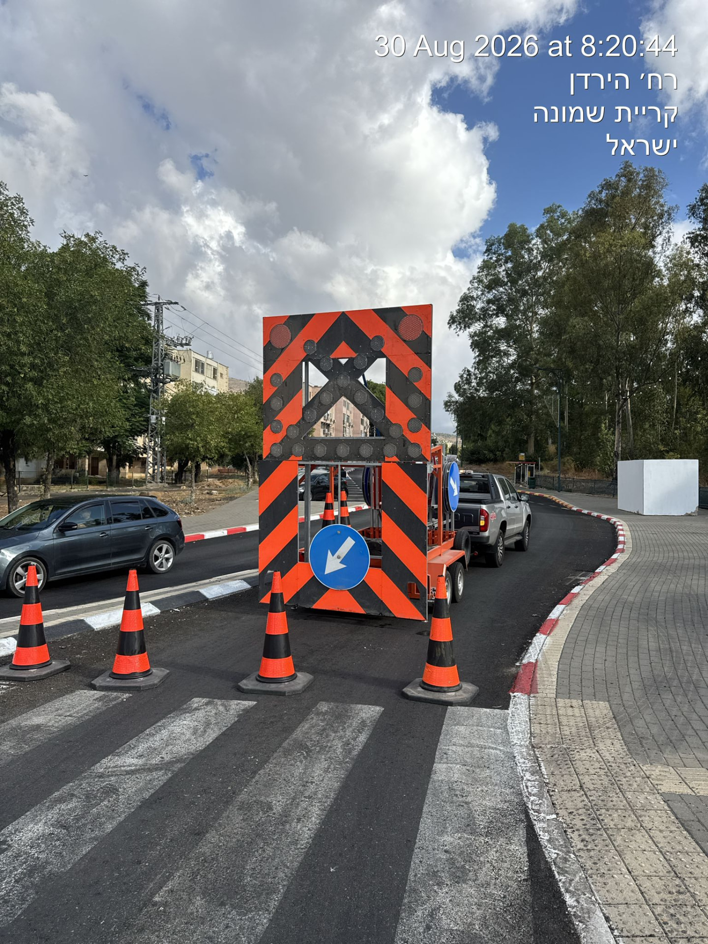 לוח חץ נגרר וקונוסים בחסימת צומת בקריית שמונה