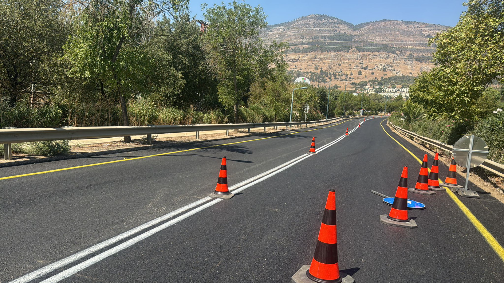 הסדר תנועה עם קונוסים לאורך כביש הררי באור יום